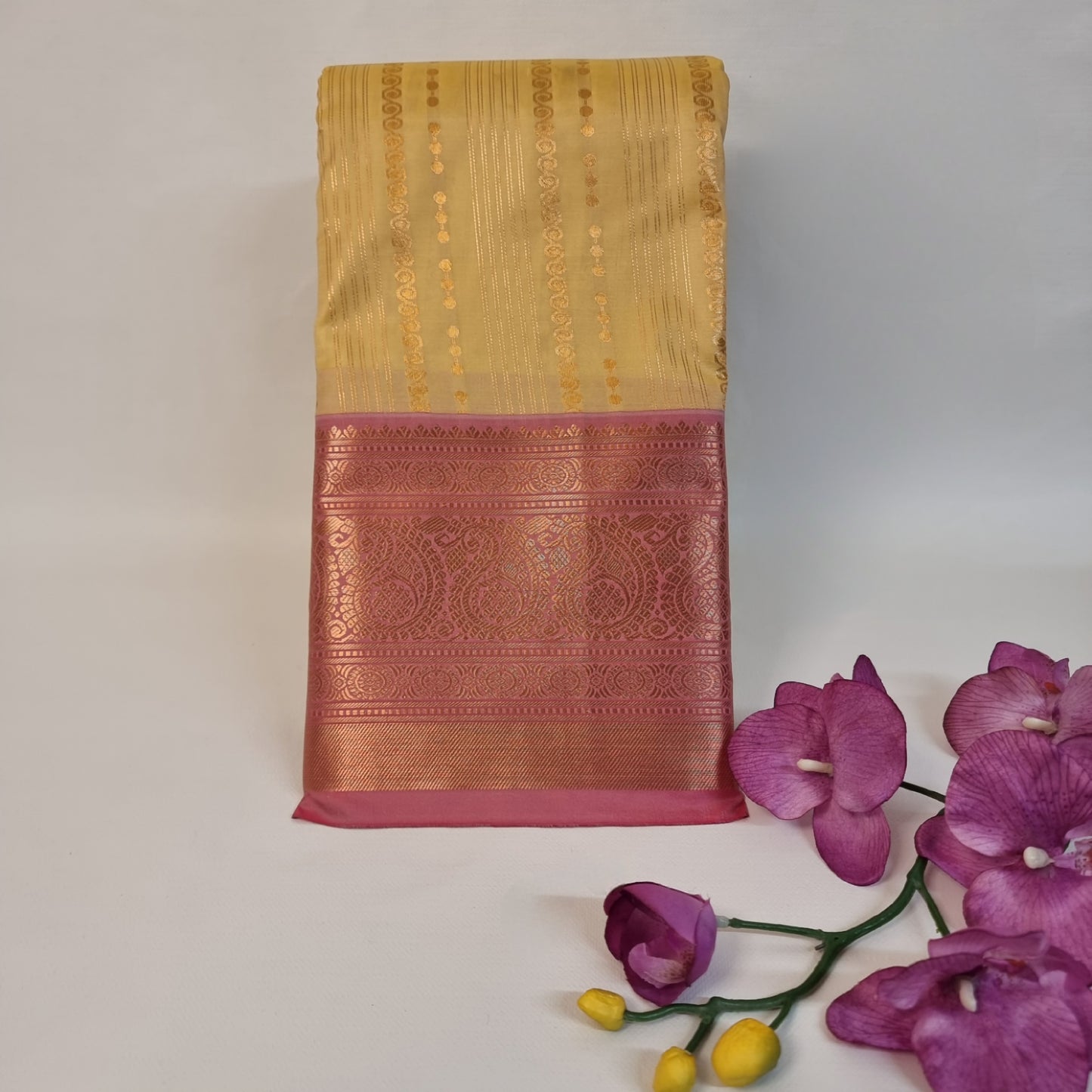 Swarana Vizhi Saree