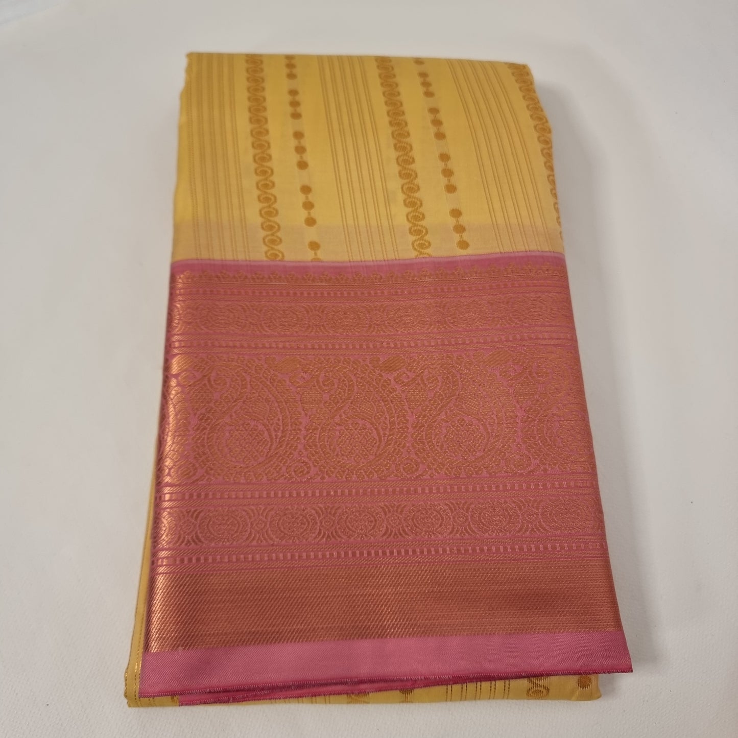 Swarana Vizhi Saree
