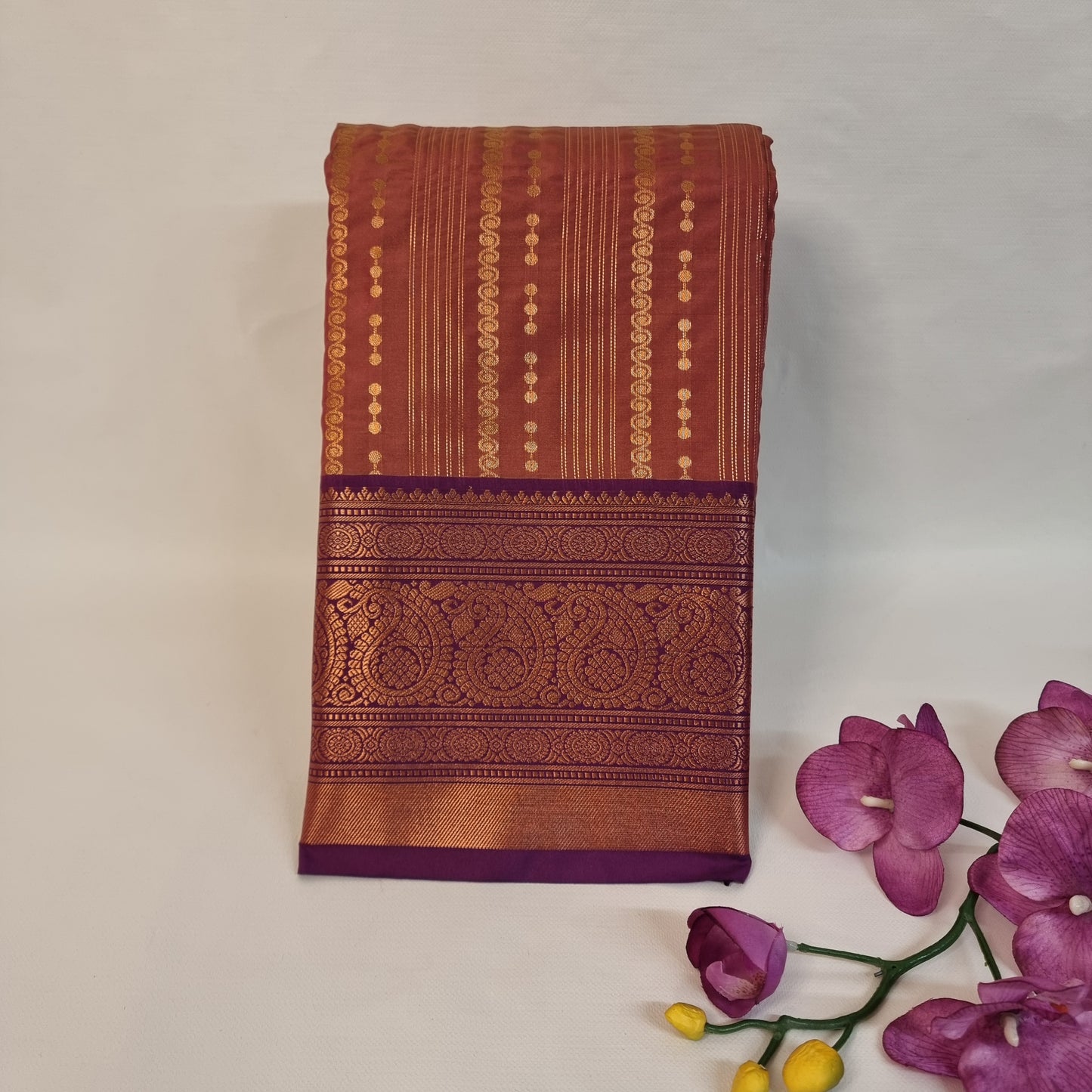 Swarana Vizhi Saree