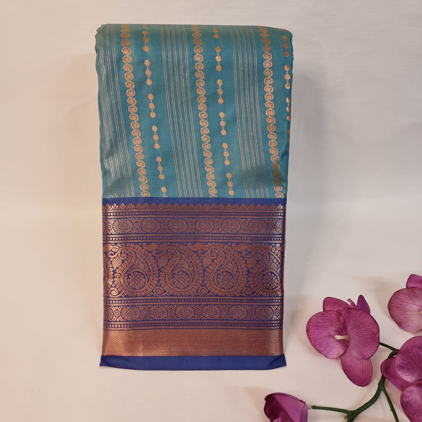 Swarana Vizhi Saree