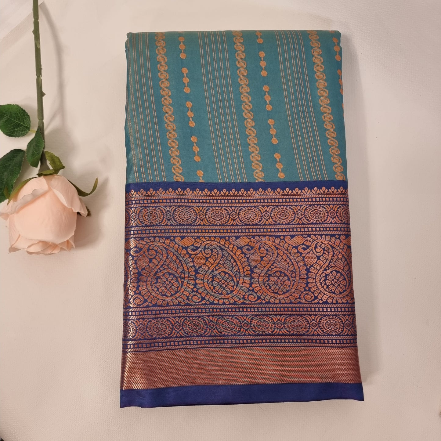 Swarana Vizhi Saree
