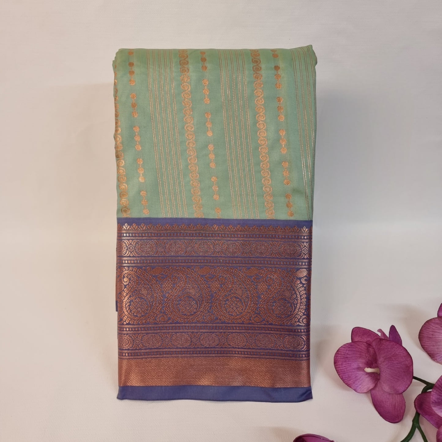 Swarana Vizhi Saree