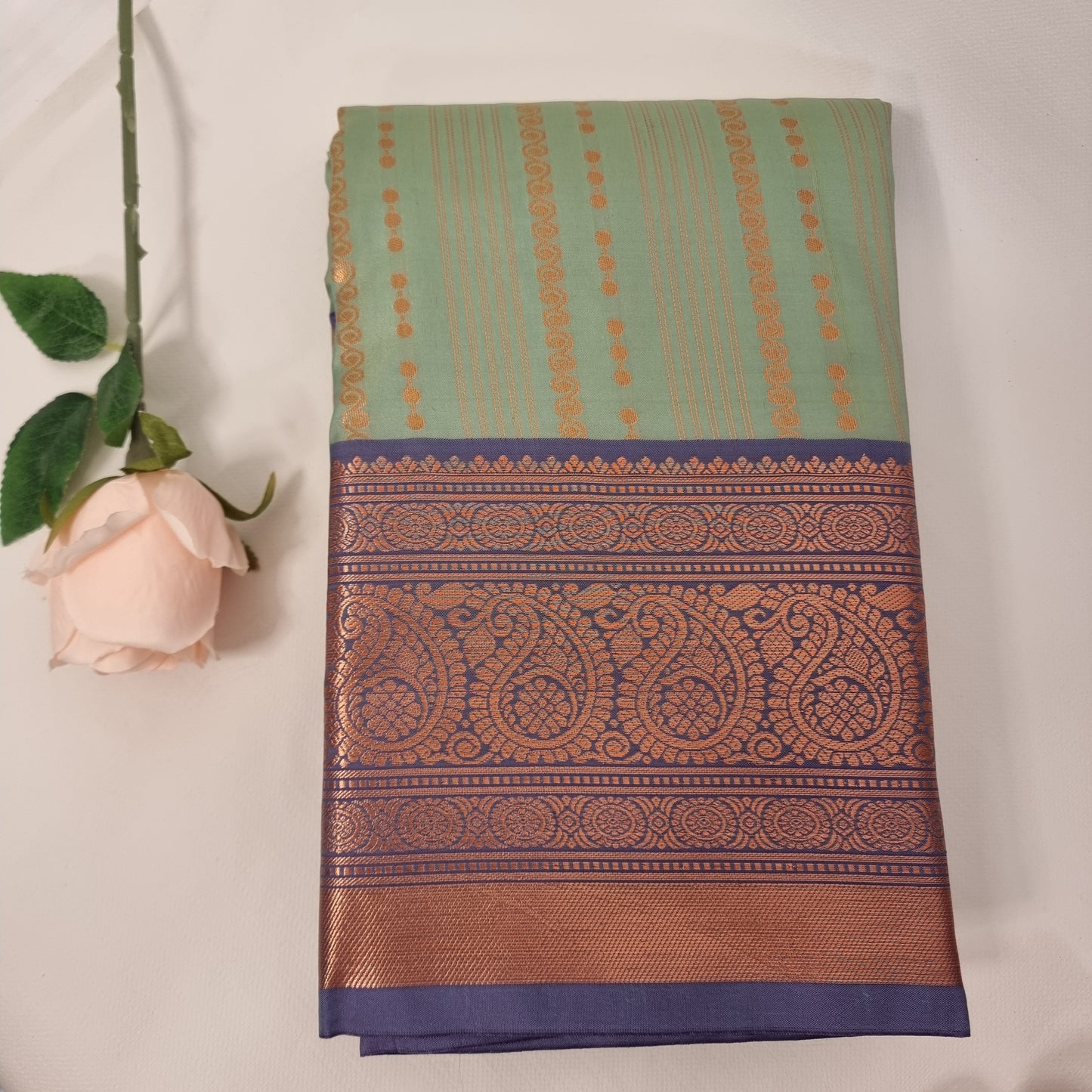 Swarana Vizhi Saree