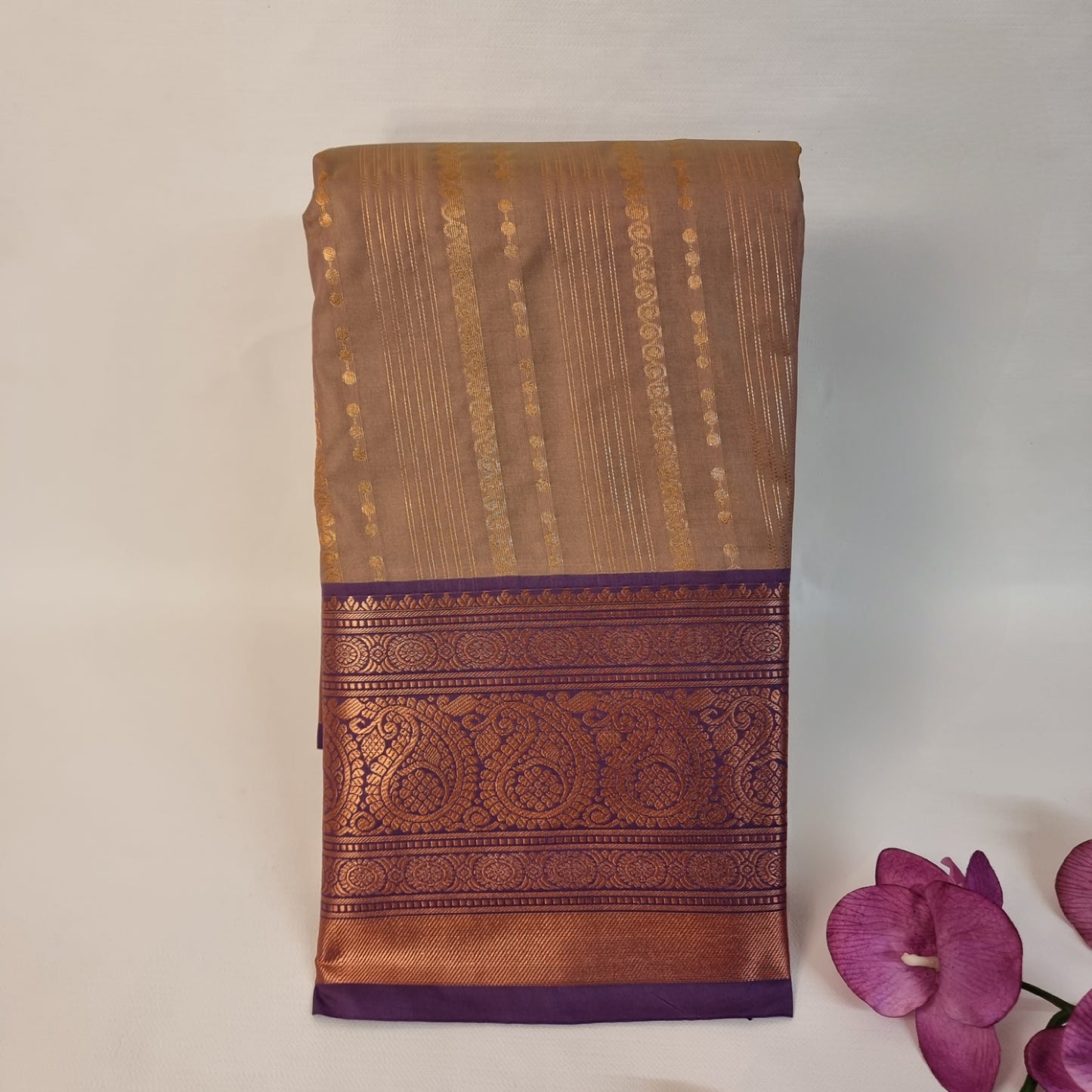 Swarana Vizhi Saree