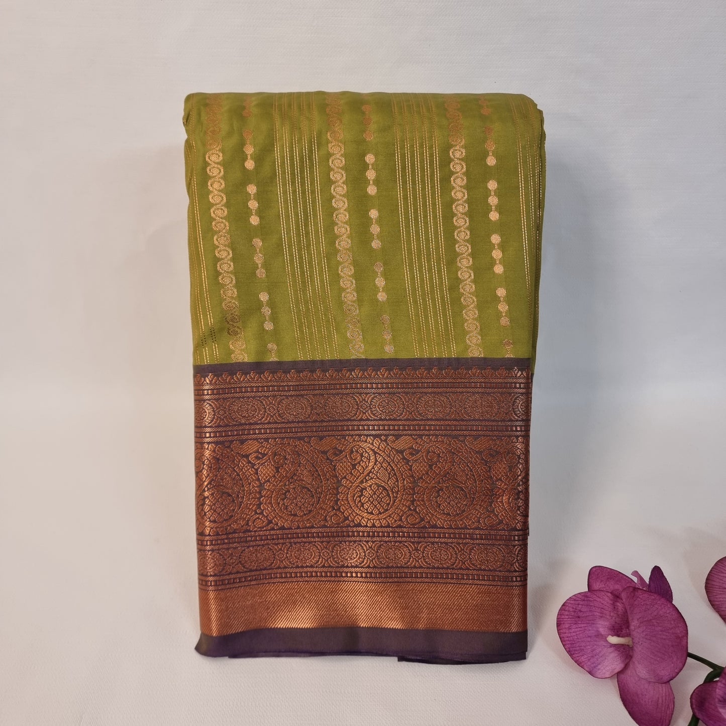 Swarana Vizhi Saree