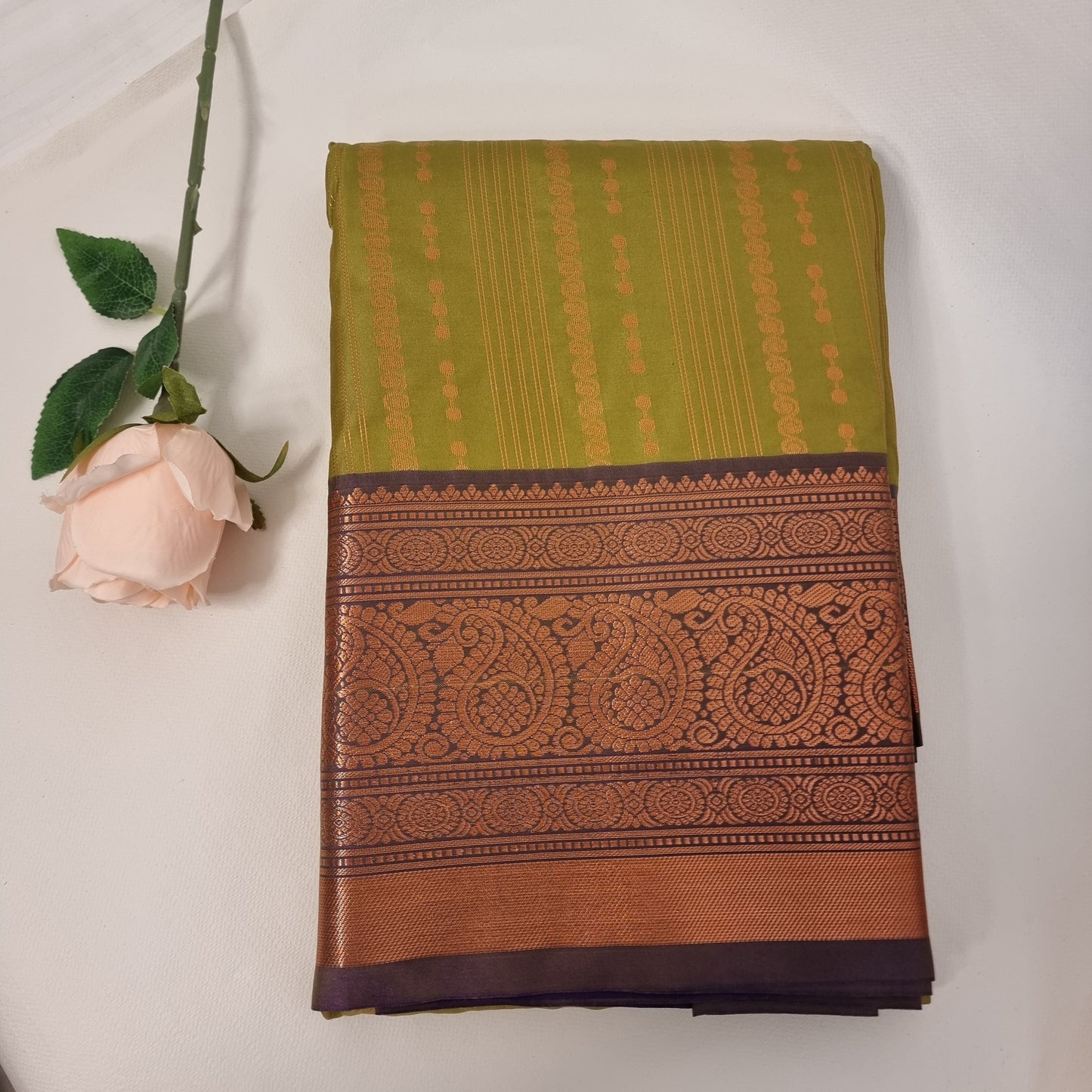 Swarana Vizhi Saree