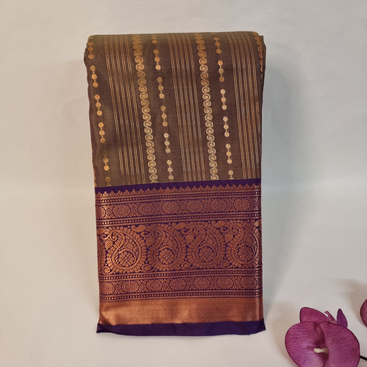 Swarana Vizhi Saree