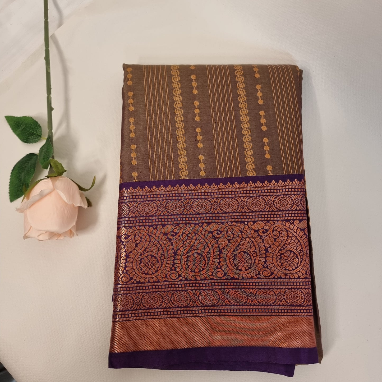 Swarana Vizhi Saree