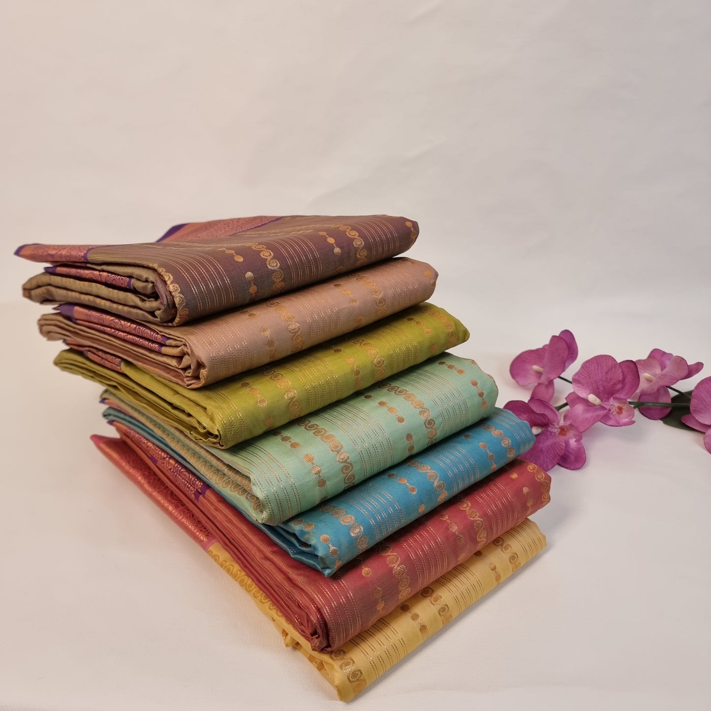 Swarana Vizhi Saree