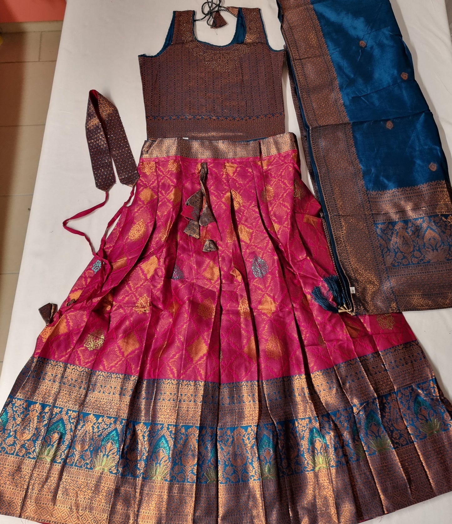 Neela malli Pattu Lehenga