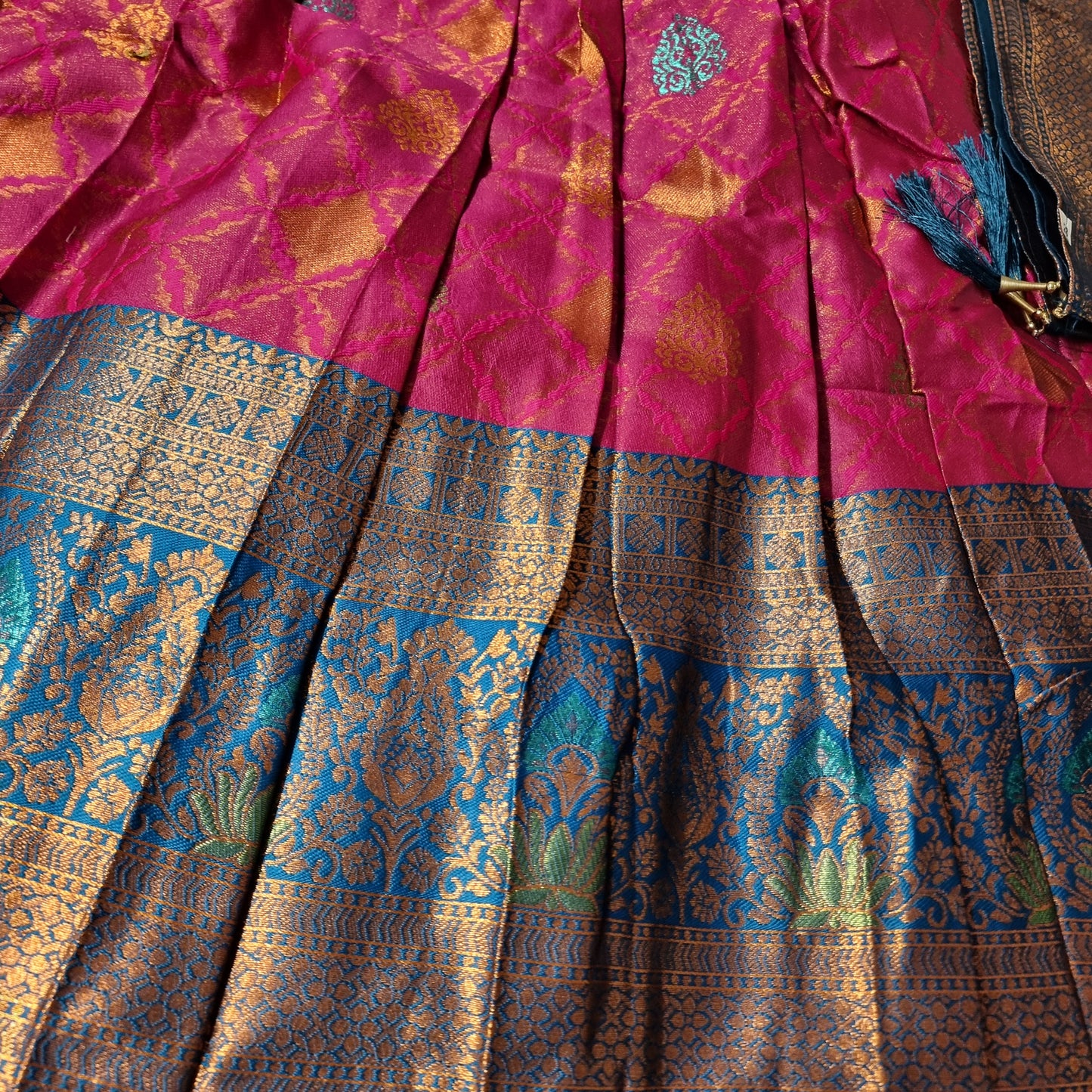Neela malli Pattu Lehenga