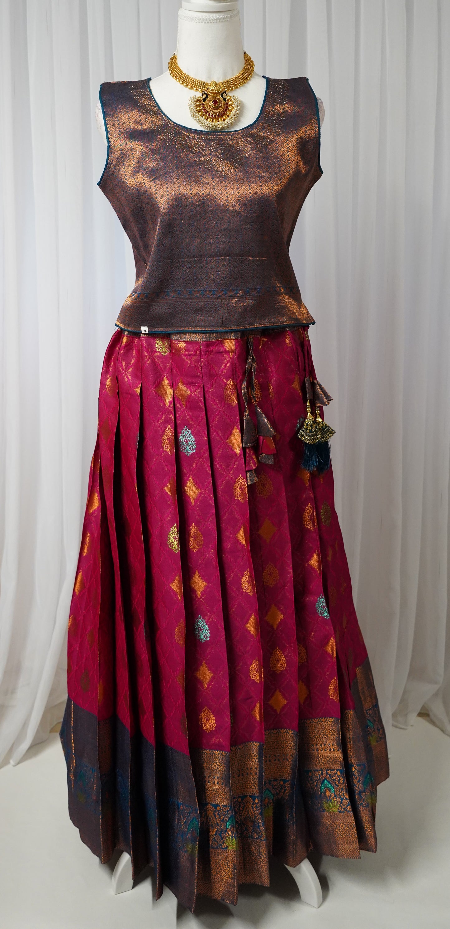Neela malli Pattu Lehenga