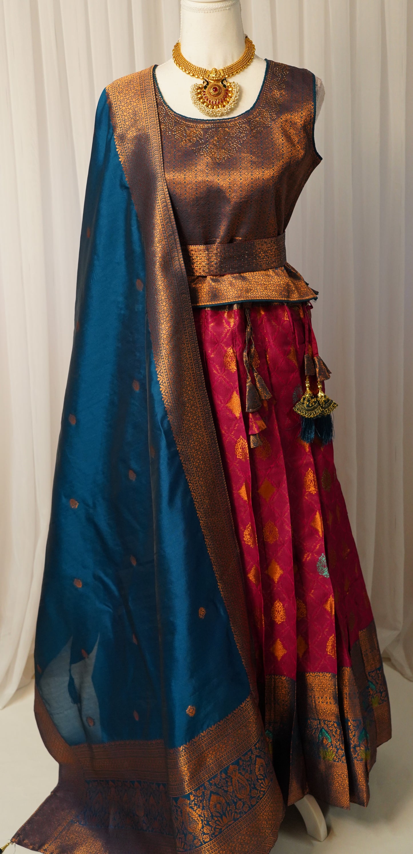 Neela malli Pattu Lehenga