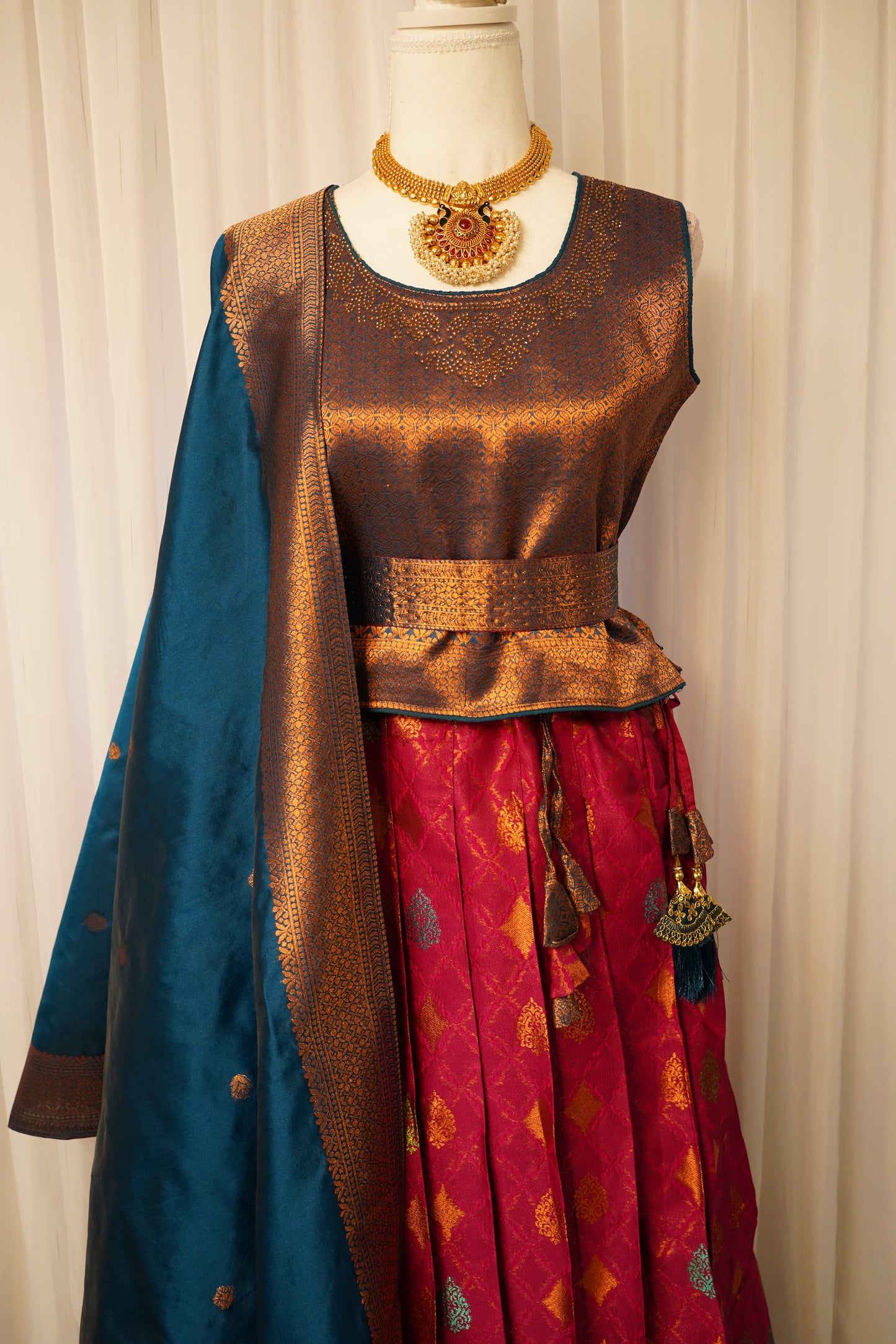 Neela malli Pattu Lehenga