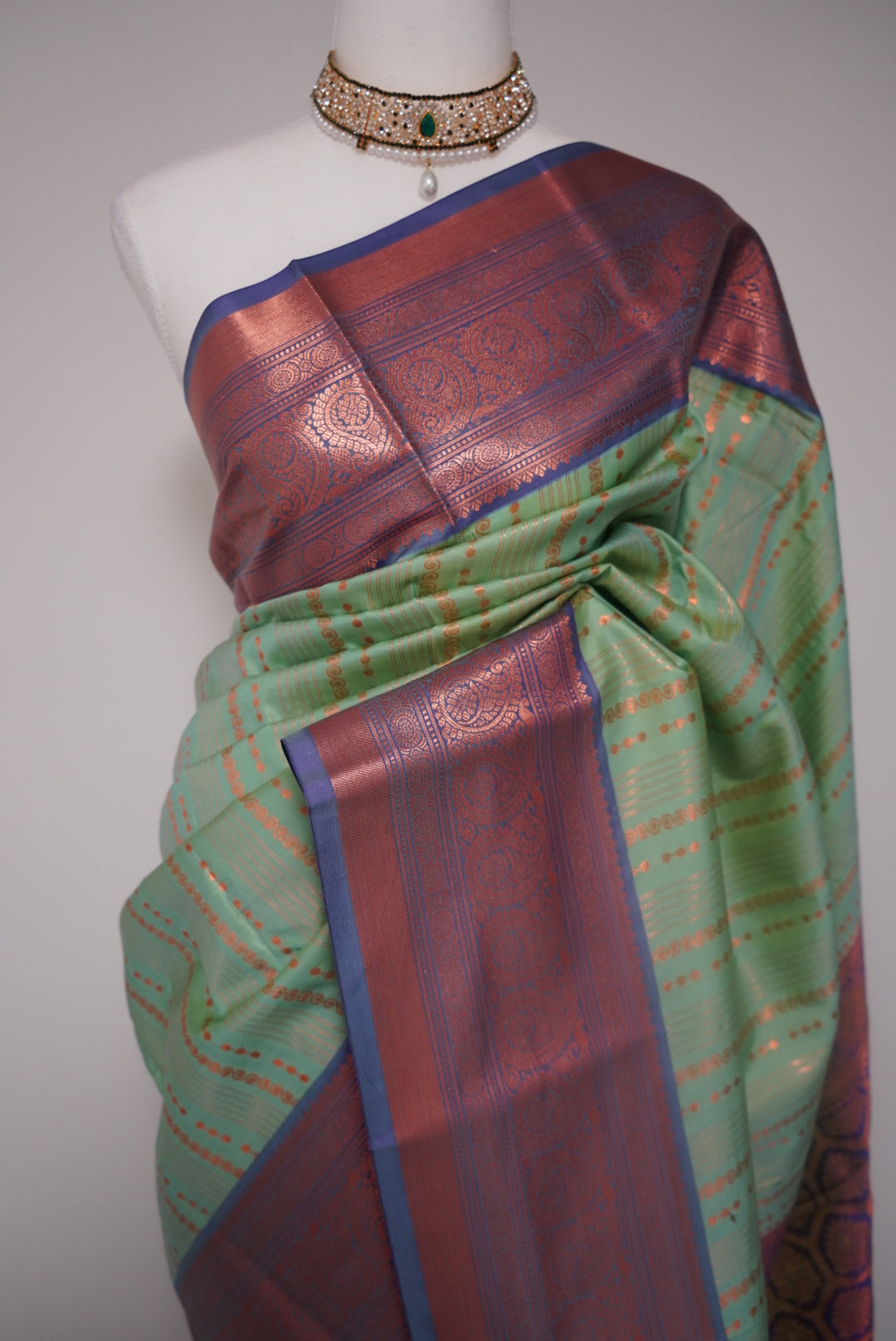 Swarana Vizhi Saree