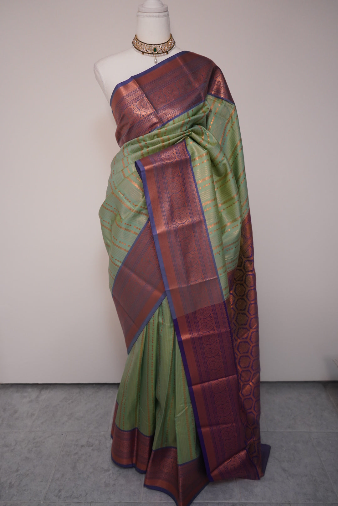 Swarana Vizhi Saree
