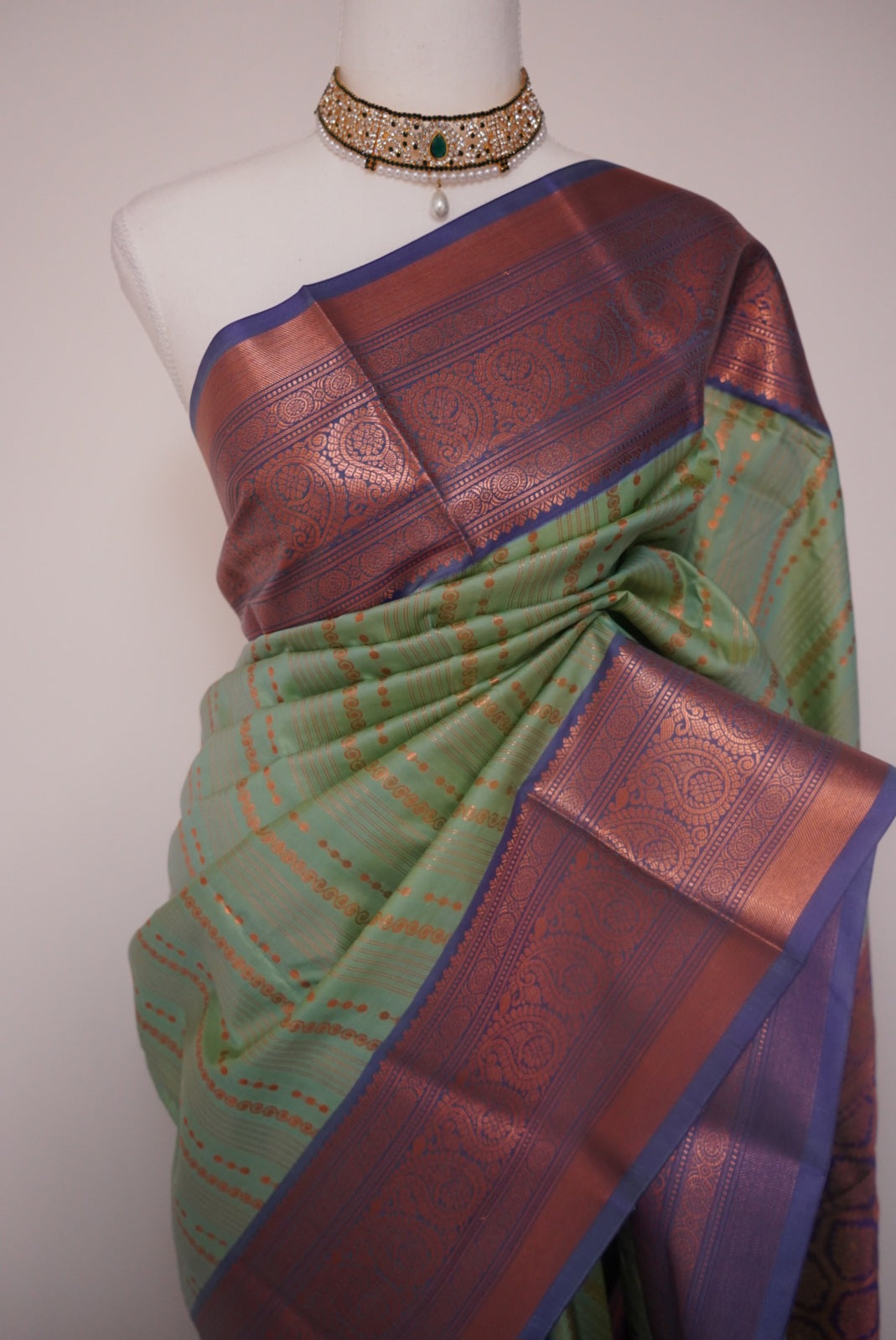 Swarana Vizhi Saree