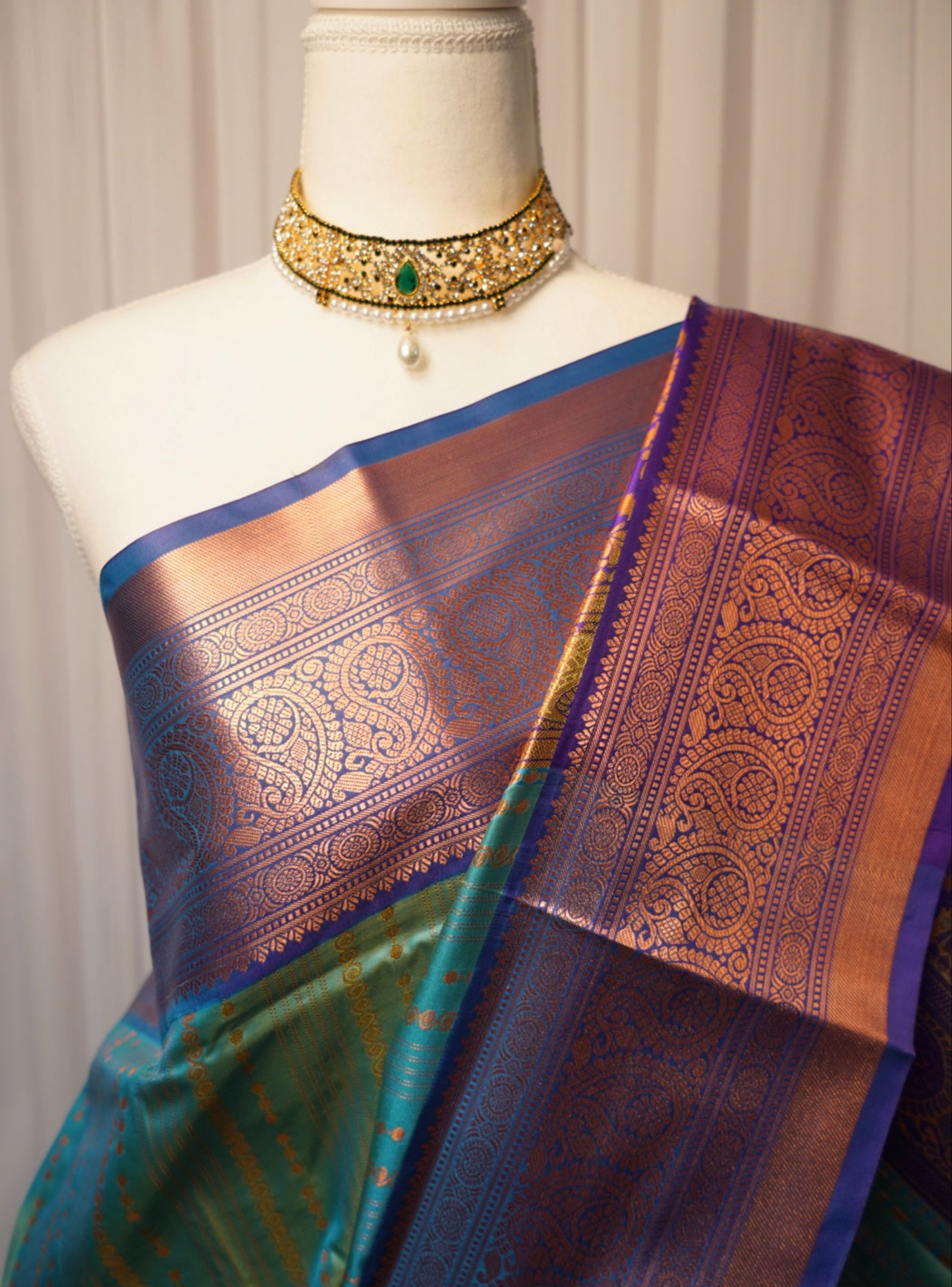 Swarana Vizhi Saree