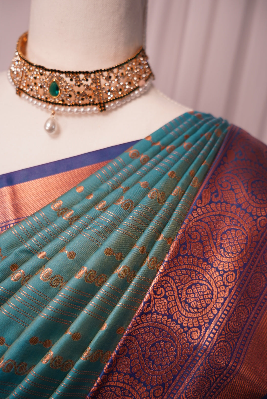 Swarana Vizhi Saree