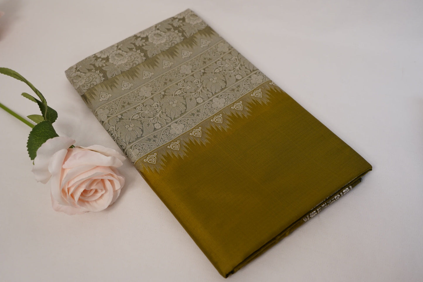 Aaravi Saree