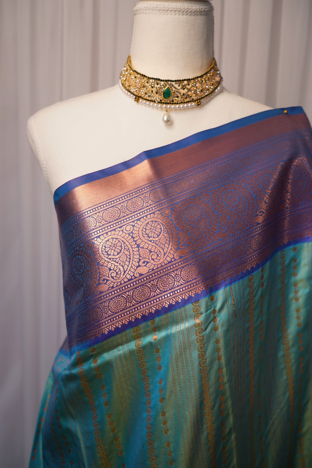 Swarana Vizhi Saree