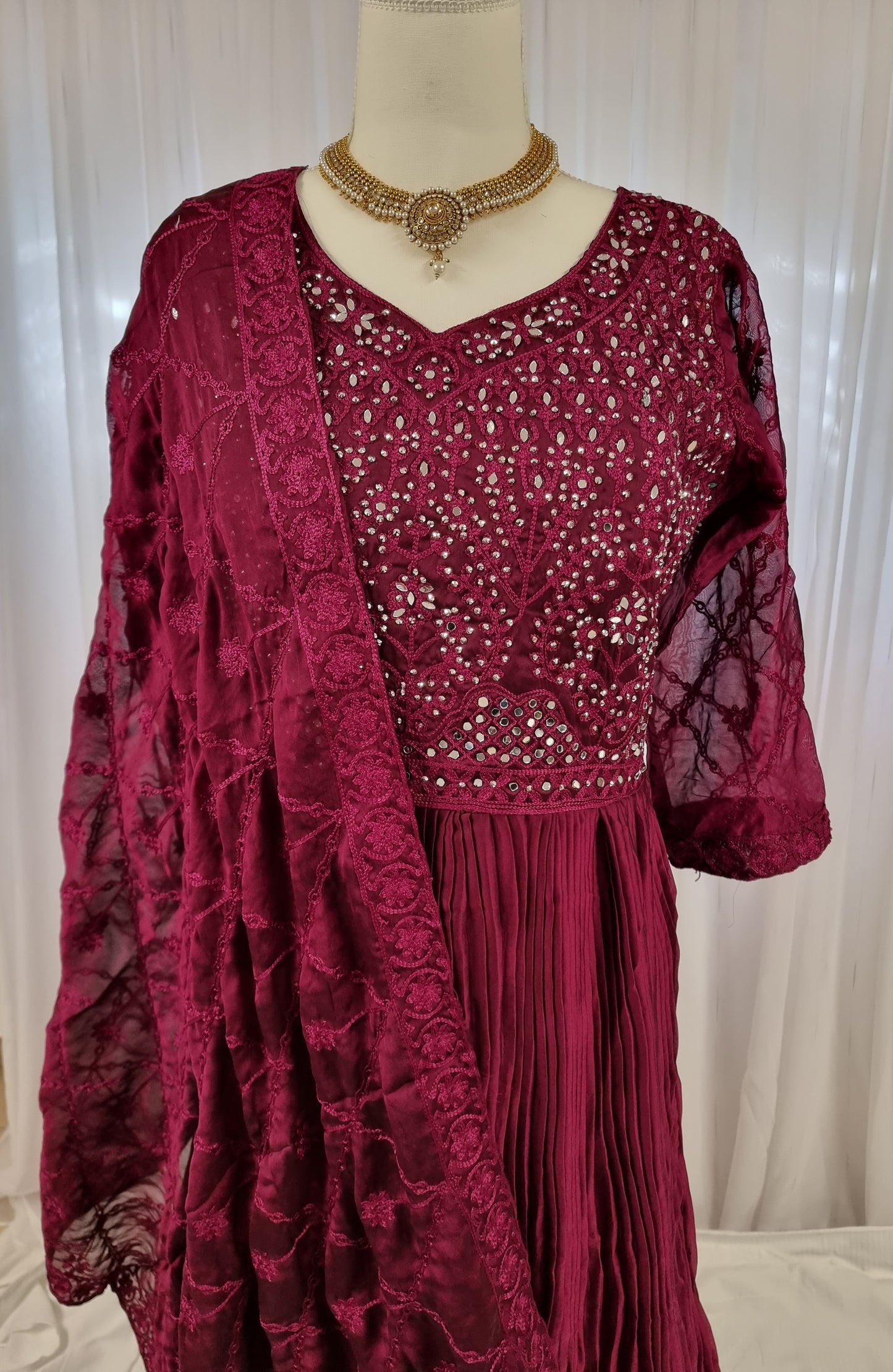 Elegantes Salwar Kameez-Ensemble in leuchtenden Farben und feinem Stickereimuster in rot und violett